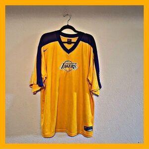 Vintage LA Lakers Shirt Men's XL Warm Up Shooting V Neck. Excellent Condition.